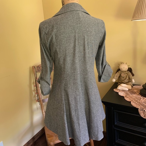 Women’s dress shirt. - Picture 2 of 3